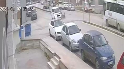 Amasya’da motosikletin hafif ticari araçla çarpıştığı kaza kamerada: 1 yaralı